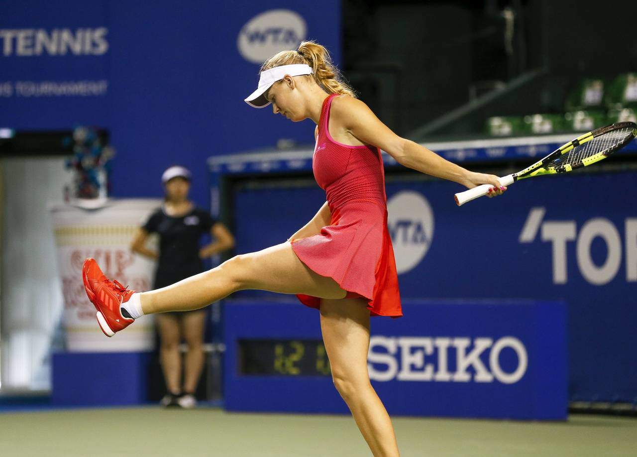 La danesa Caroline Wozniacki reacciona ante Dominika Cibulkova. 