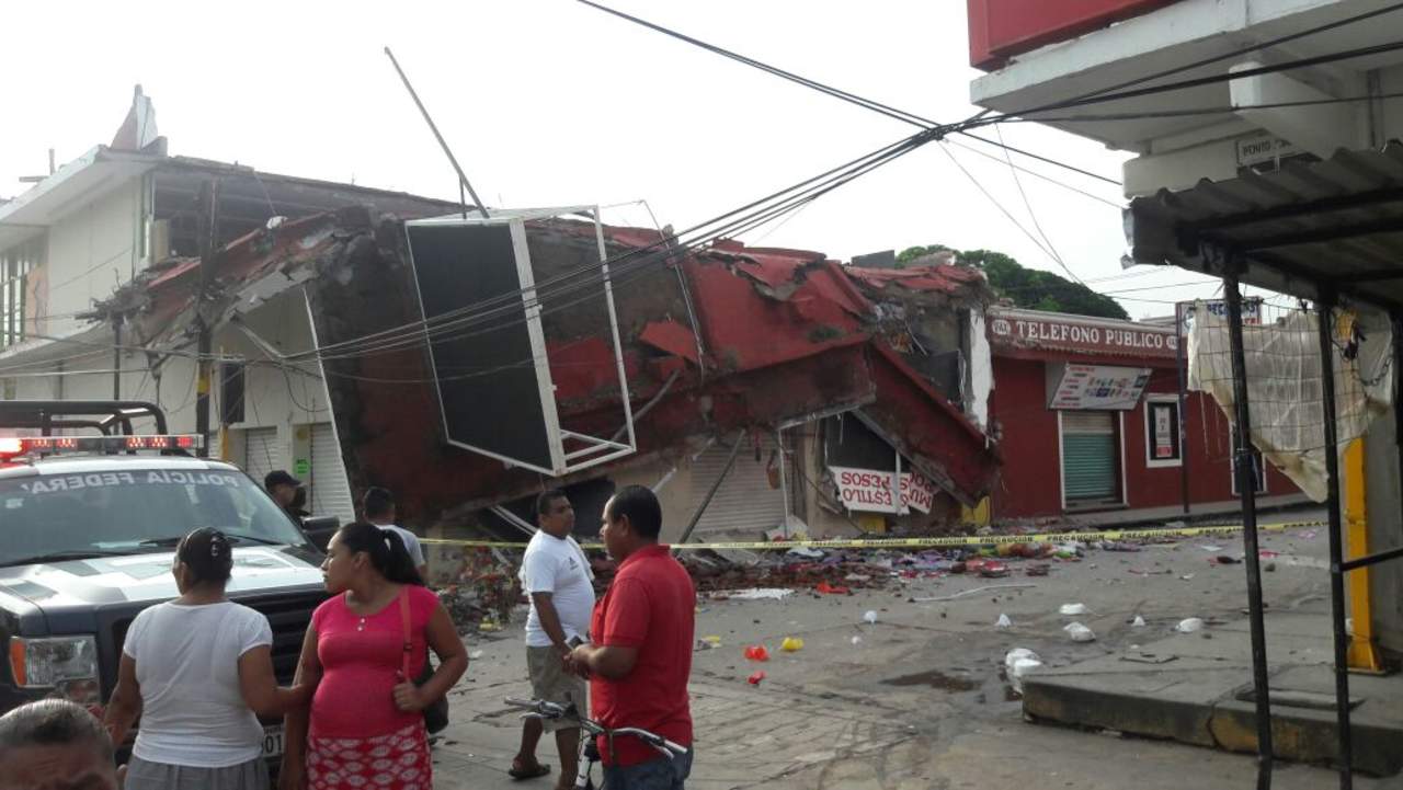Al menos seis casas en Juchitán, Oaxaca, colapsaron con el sismo de esta mañana. (TWITTER: REFORMA)