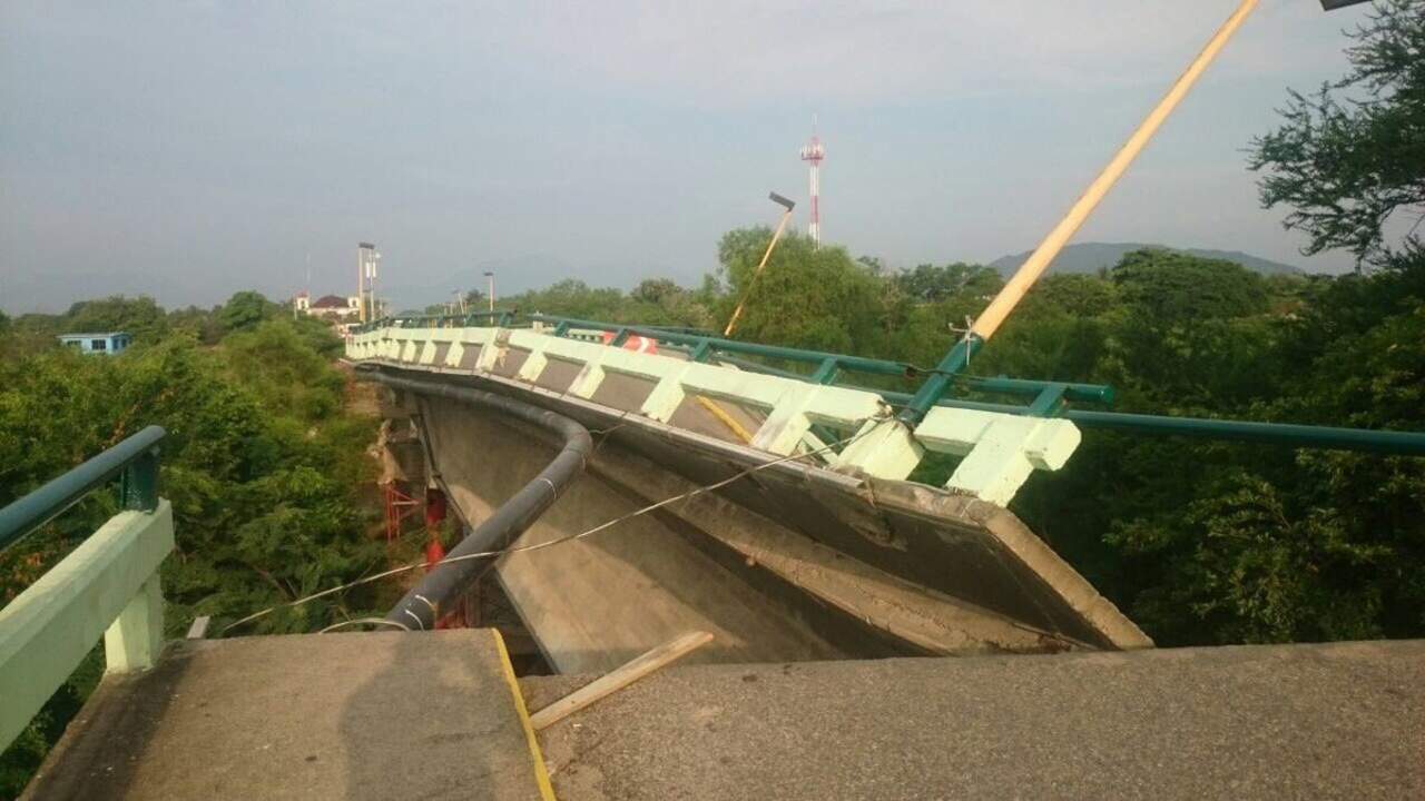 Se fracturó un puente dejando sin paso la vía Juchitán - Ixtepec. (TWITTER: @andresreportero)
