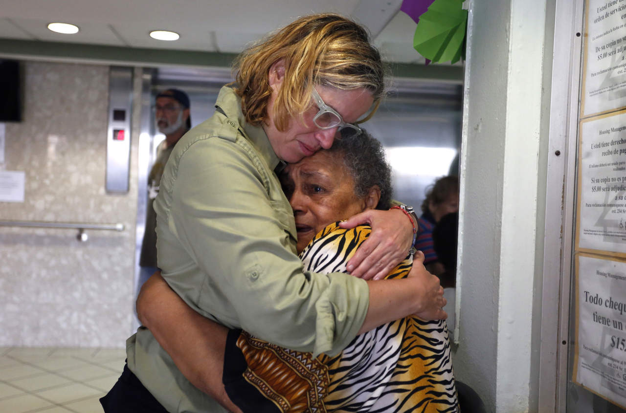 Tristeza.La alcaldesa Yulin abraza a una mujer.
