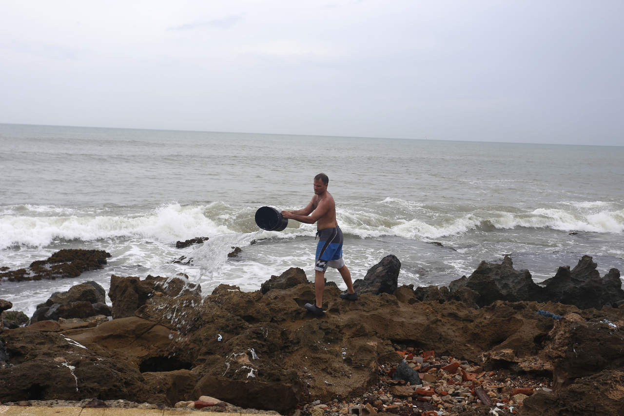 Perdidos. Un pescador intenta recuperar sus materiales.