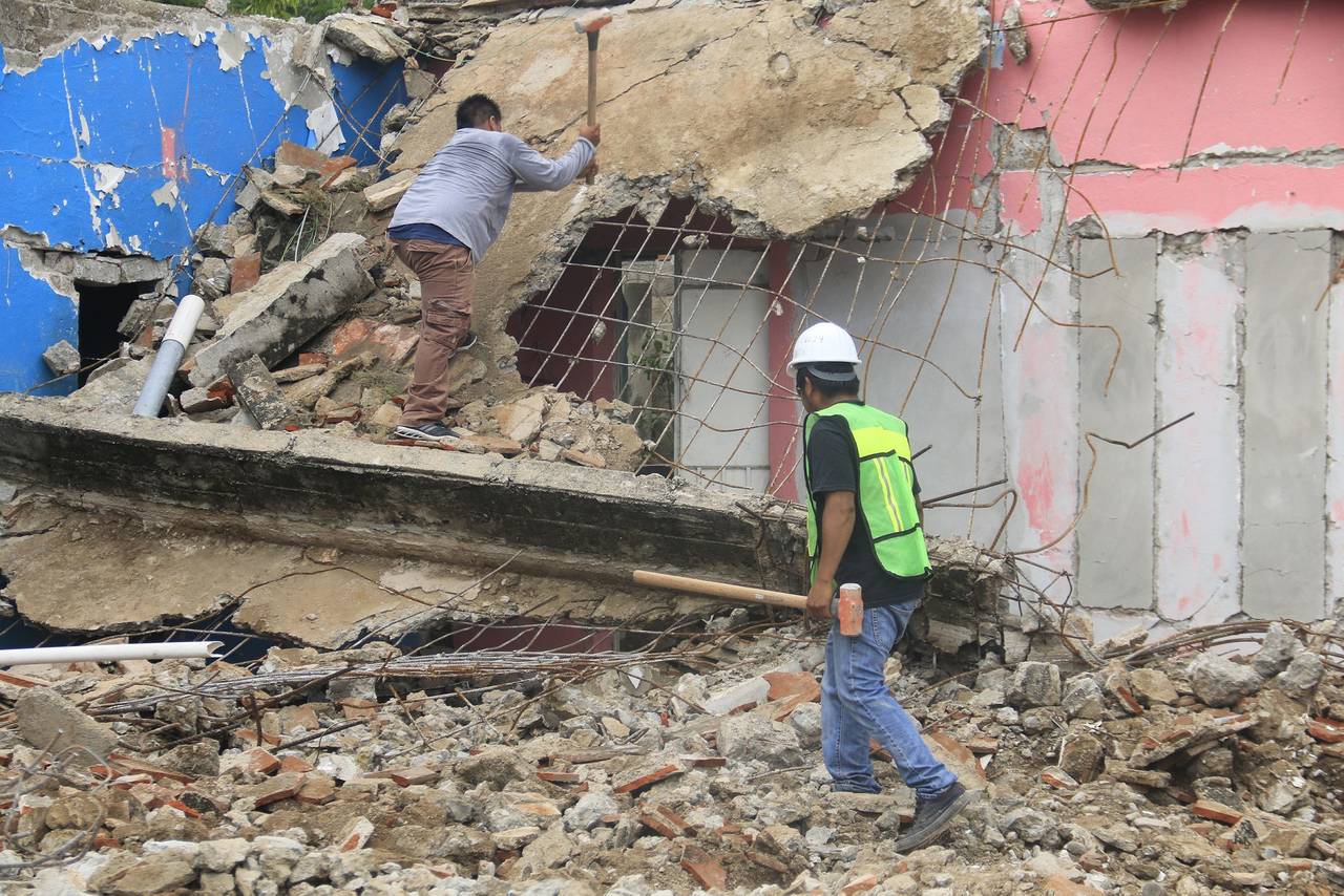 Proceso. Inicio la demolición de casas dañadas en el municipio de Tehuitzingo, Puebla.