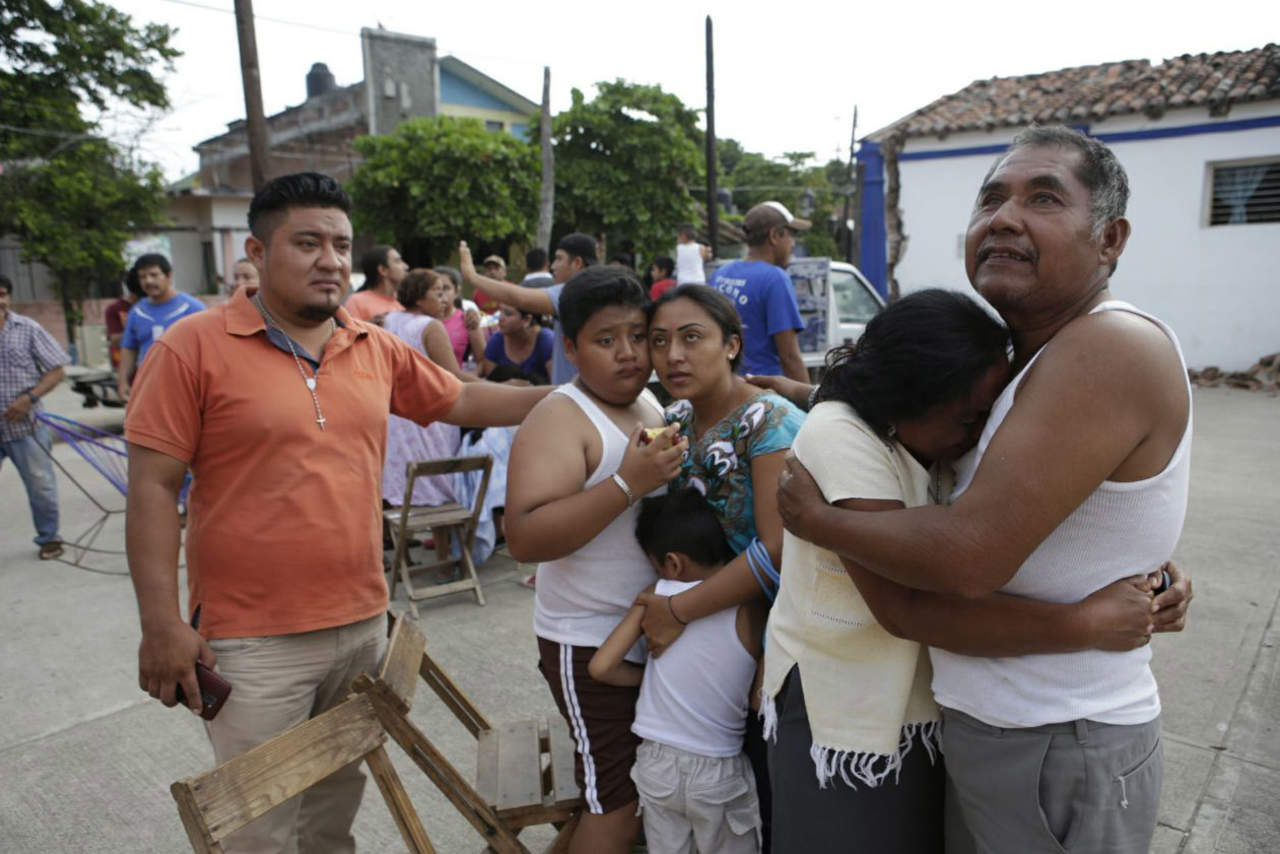Susto. Habitantes de Asunción Ixtaltepec, Oaxaca, se repliegan en las calles tras el sismo que los sorprendió la mañana de ayer. Algunas personas tienen casas de campaña instaladas en las avenidas luego de que sus hogares presentaran daños por los sismos de este mes.
