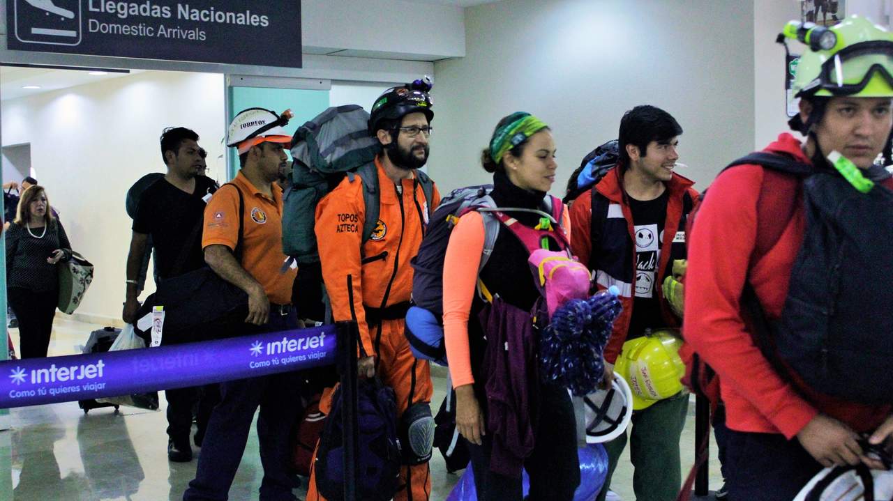Fueron recibidos entre aplausos en el Aeropuerto de Torreón. (KASSANDRA RUIZ)