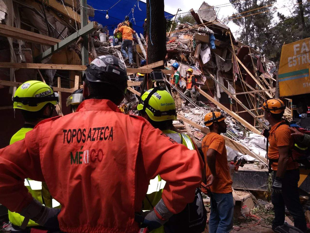 Los laguneros encontraron tres víctimas, dos mujeres y un hombre que murieron por el colapso durante el sismo. (CORTESÍA)
