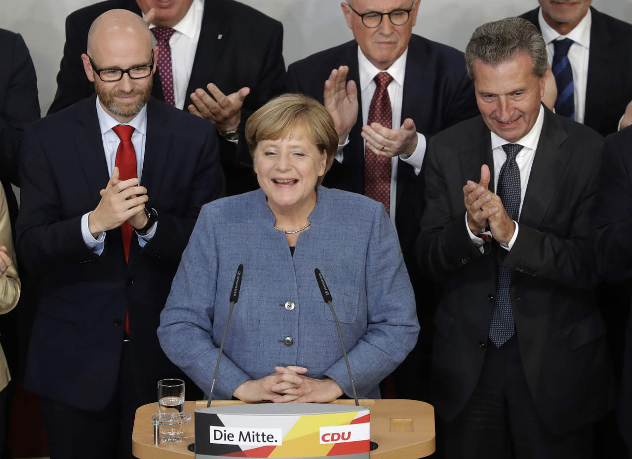El bloque conservador de Merkel se impuso en las generales con un 32.7 % de los votos. (EFE)