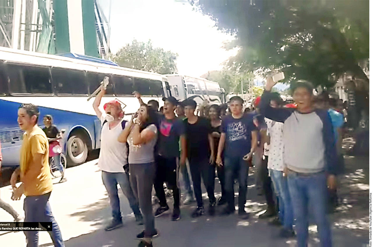 Confrontan. Un grupo de jóvenes exigieron la entrega de víveres a Graco Ramírez y a Osorio Chong. (AGENCIA REFORMA)