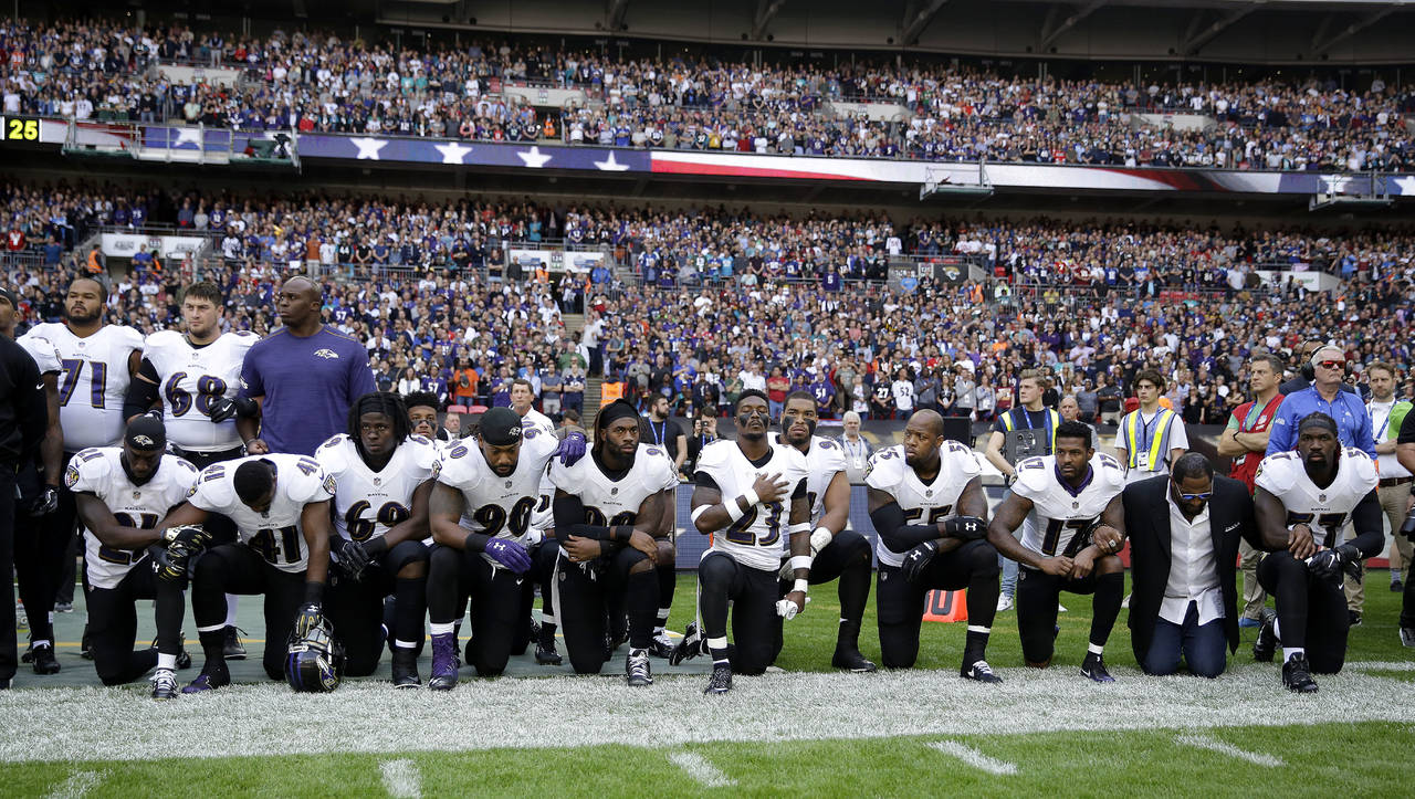 Los jugadores de la NFL realizaron ayer una protesta contra el presidente Donald Trump durante la entonación del himno nacional en los partidos correspondientes a la tercera semana. Esta vez, a los jugadores también se les unieron en la protesta algunos entrenadores en jefes y varios dueños de los equipos de la NFL, involucrados por las recientes críticas de 'falta de patriotismo' y 'autoridad'. (AP)