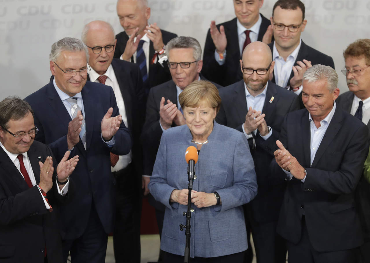 Angela Merkel renovó su mandato por cuatro años más al frente de la Cancillería luego de que los alemanes determinaran ayer domingo en las urnas que es la mujer indicada para dirigir al país. (AP)