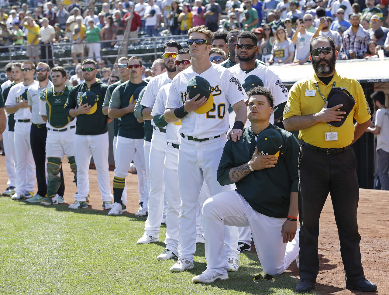 El pelotero Bruce Maxwell se convirtió en el primer jugador de beisbol de las Grandes Ligas que se arrodilló durante el himno nacional. (AP)