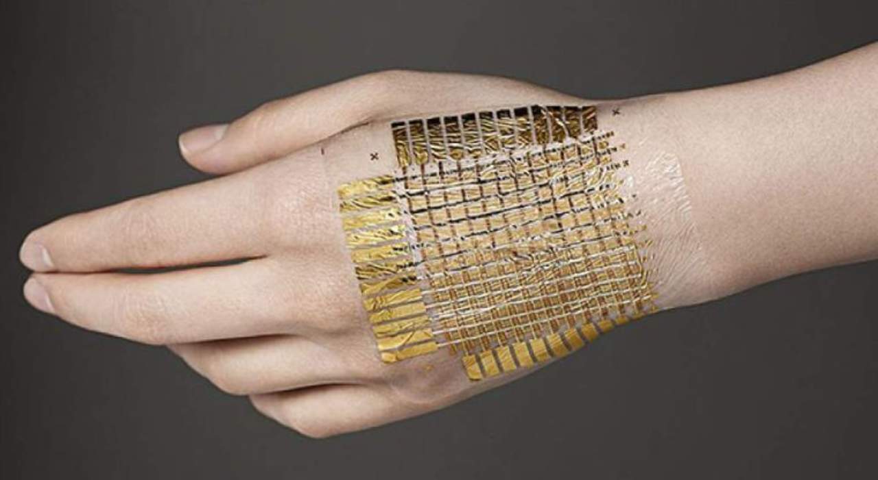 Desarrollaron piel artificial que permite a una mano robótica percibir calor. (ESPECIAL)
