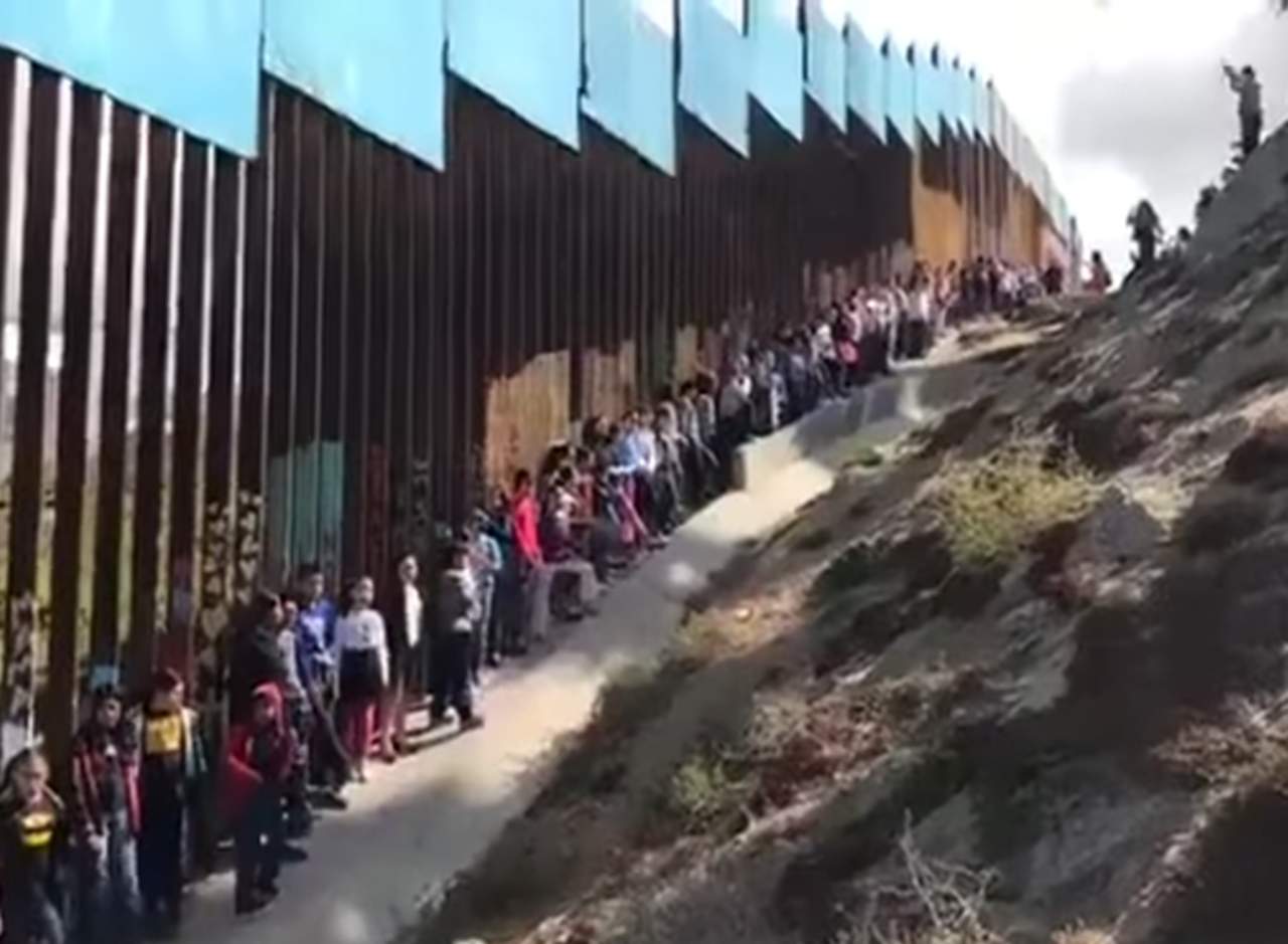 Los menores se reunieron en la frontera entre México y Estados Unidos, en un acto de unión. (YOUTUBE)