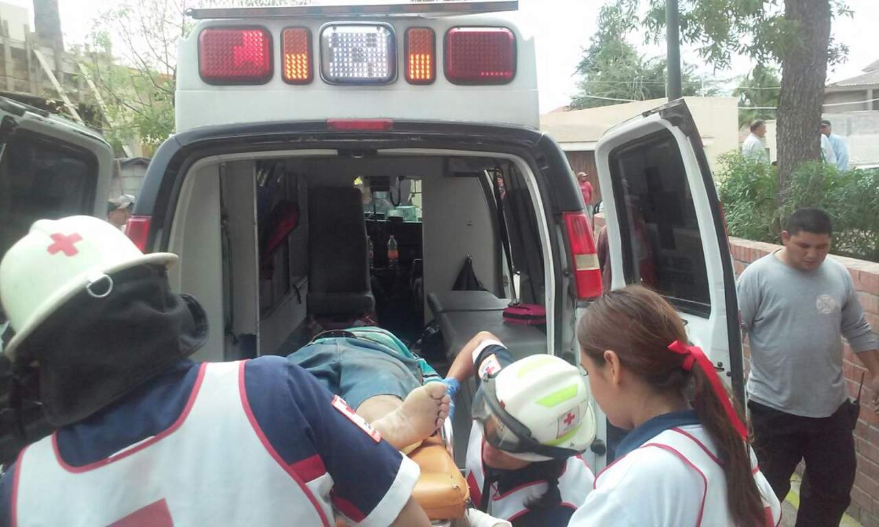 El hoy occiso fue trasladado en una ambulancia de la Cruz Roja a la clínica 16 del IMSS. (EL SIGLO DE TORREÓN) 
