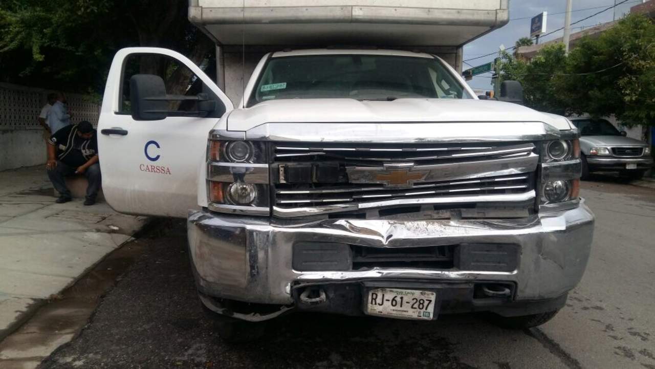 El segundo vehículo fue un camión de 3 toneladas, color blanco, de la marca Chevrolet, modelo 2015, color blanco, placas RJ-61287 de Nuevo León, con razón social CARSSA. (ESPECIAL)