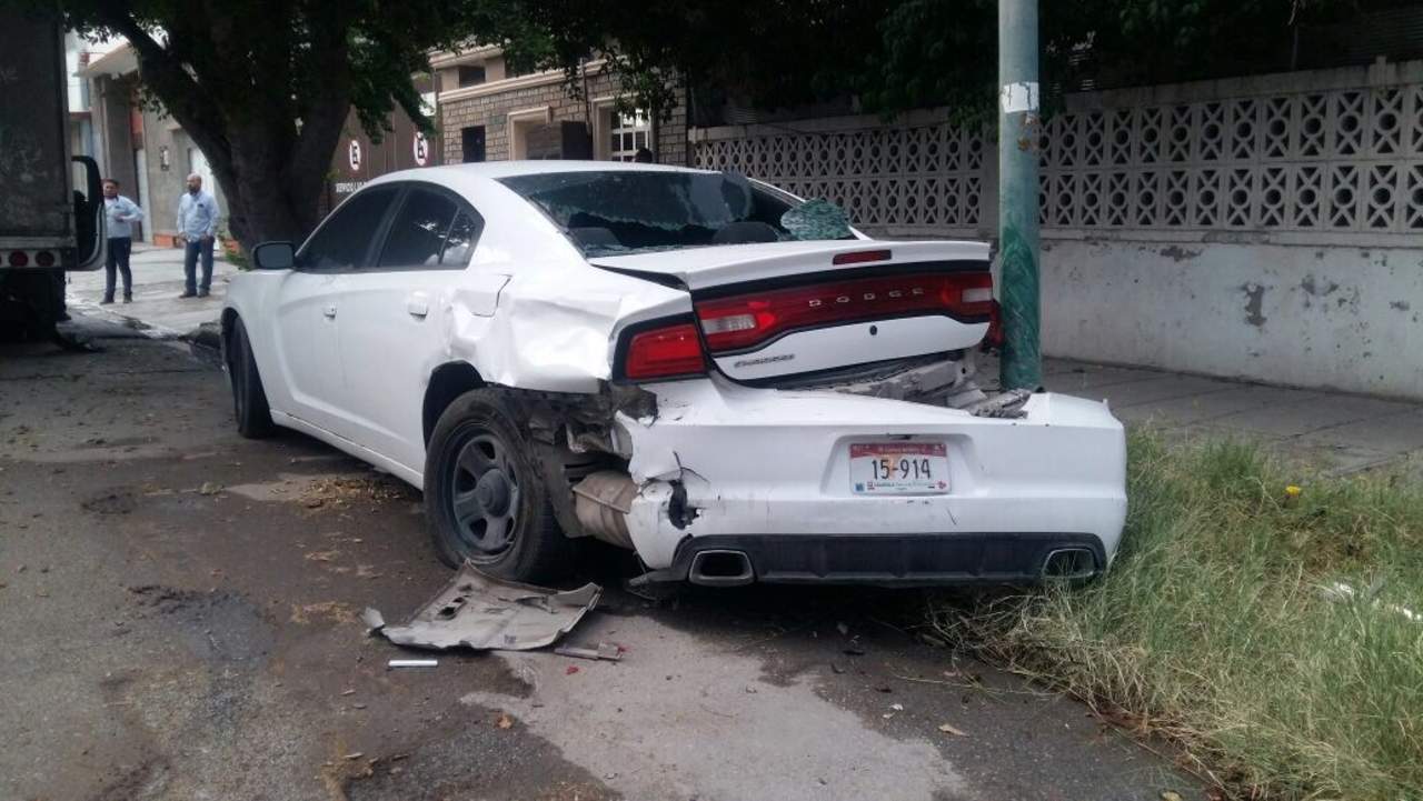 De acuerdo con el reporte de los peritos de Tránsito, el camión golpeó en la parte trasera al Camaro que se proyectó y chocó con su parte frontal en la parte trasera de un automóvil Dodge Charger, color blanco, número económico 15914, propiedad de la Fiscalía General del Estado de Coahuila. (ESPECIAL)