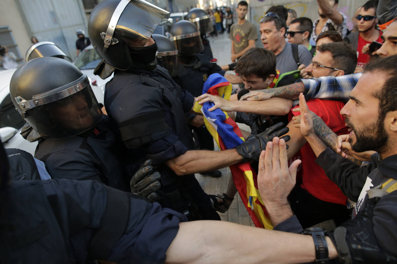 Crisis. Conforme se acerca el referéndum catalán, crece las confrontaciones en Cataluña. (AP)