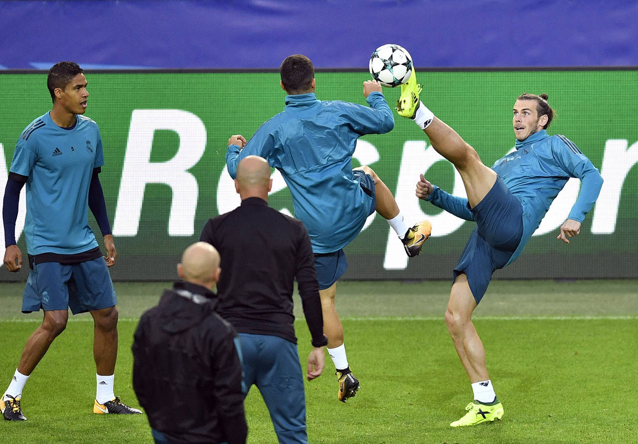 Gareth Bale disputa el balón con un compañero durante la última práctica del Madrid antes del partido de hoy.