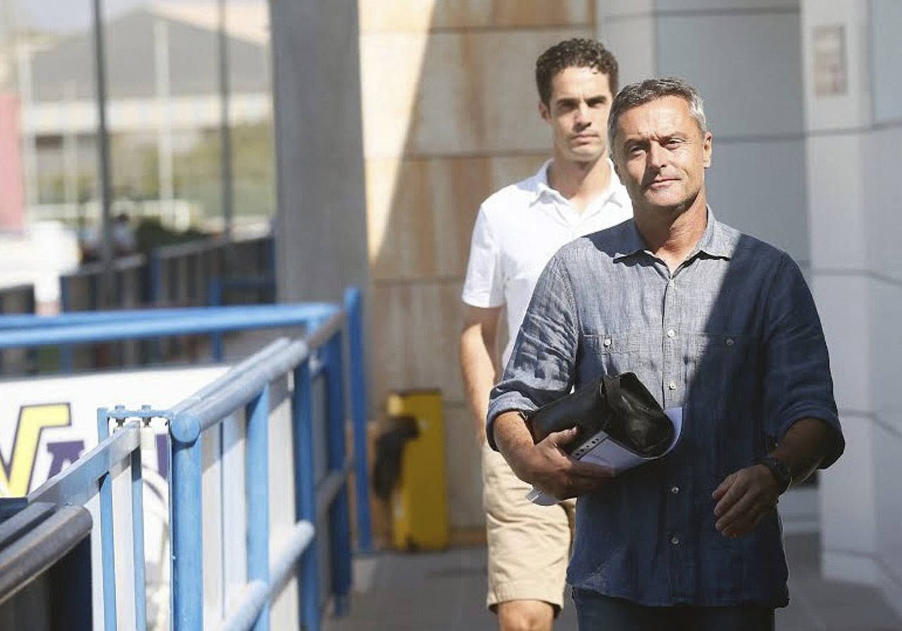 El director técnico Fran Escribá (frente) y su asistente Josep Alcacer. Villarreal cesa al técnico Escribá por mal arranque