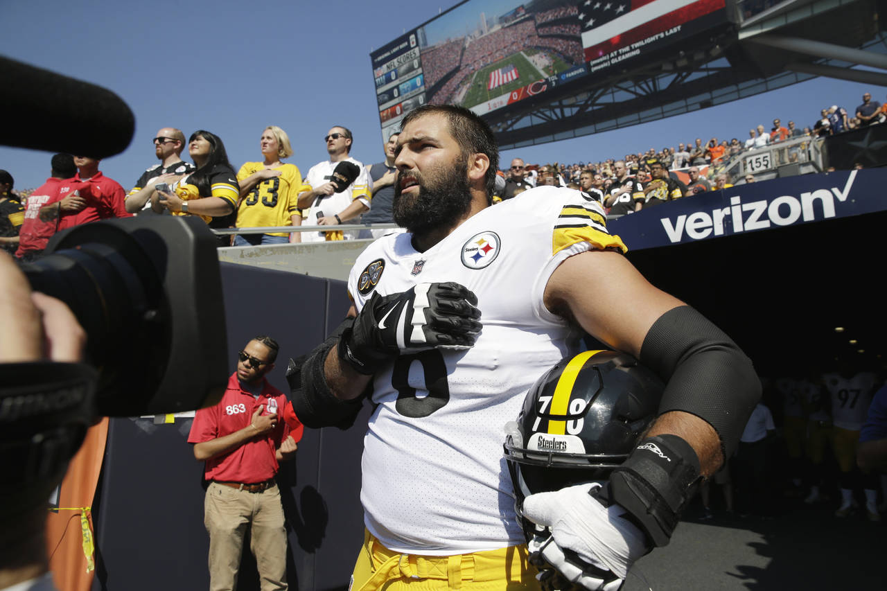 Alejandro Villanueva fue el único jugador de los Steelers de Pittsburgh que salió a la ceremonia del himno. (AP)