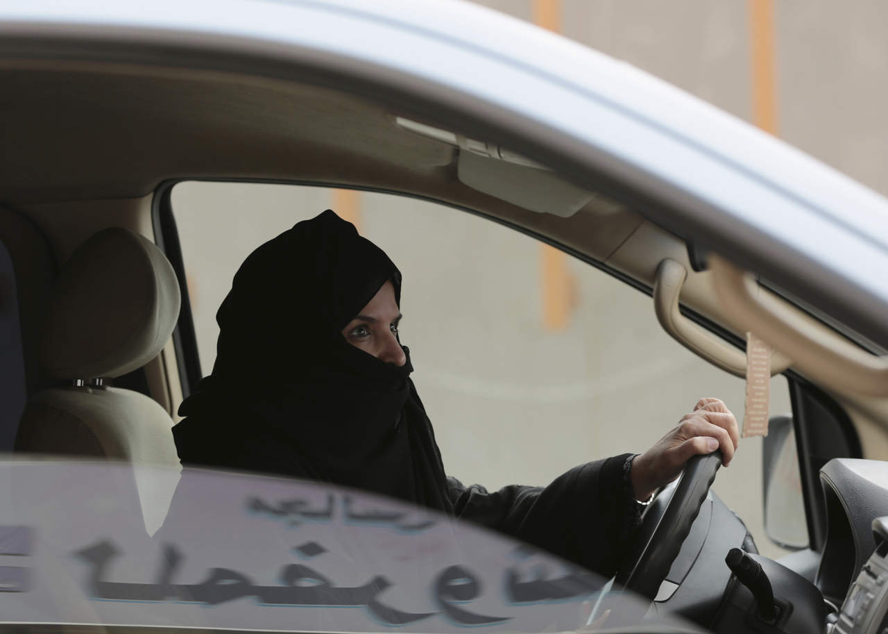 El país del Medio Oriente era el único en el mundo que prohibía que las mujeres manejaran, y por años había generado mala publicidad a nivel internacional por detener a aquellas que desafiaban la prohibición. (AP)
