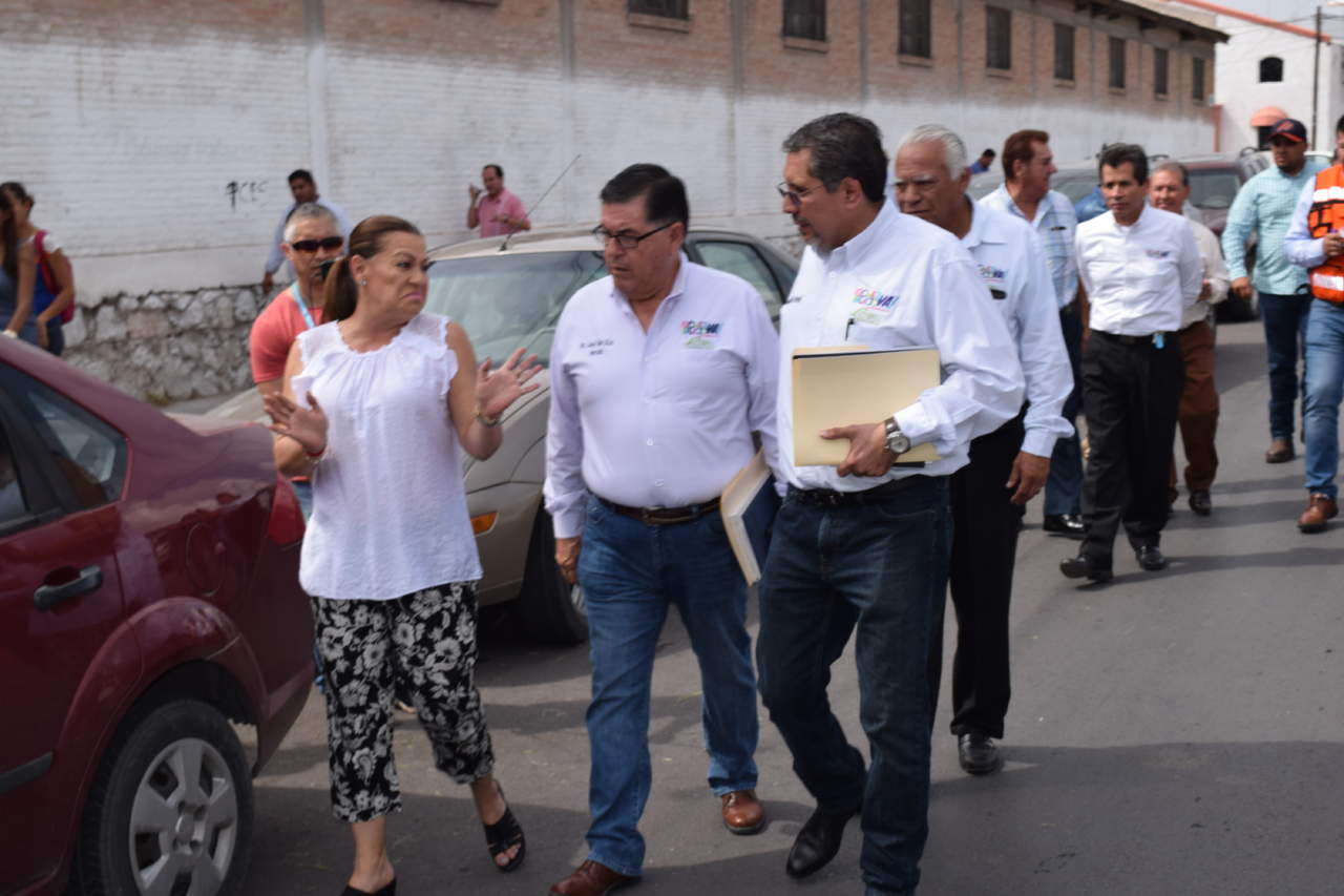 La alcaldesa, Leticia Herrera Ale, recorrió este martes algunas calles del centro acompañada por los directores de Obras Públicas, Fernando Uribe y del Sistema Descentralizado de Agua Potable y Alcantarillado (Sideapa), Adelmo Ruvalcaba Nieto. (EL SIGLO DE TORREÓN)