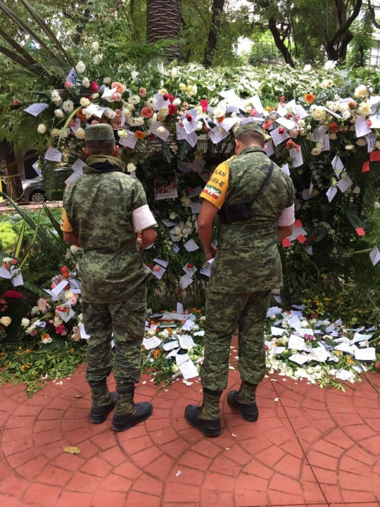 Sin embargo, en un andador del parque cercano a las calles Citlaltépetl y Ozuluama, de la colonia Condesa, poco más de mil flores, mensajes y veladoras de pilas recuerdan en silencio el sismo registrado el martes pasado. (ESPECIAL)