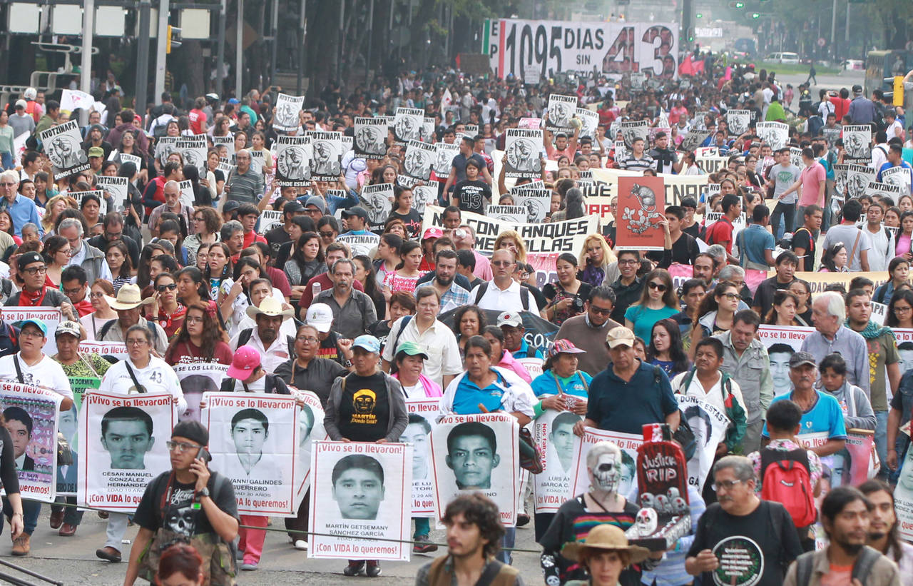 Memoria. Cientos de personas protestaron en la marcha del tercer aniversario de la desaparición de los 43 normalistas de Ayotzinapa. (EFE)