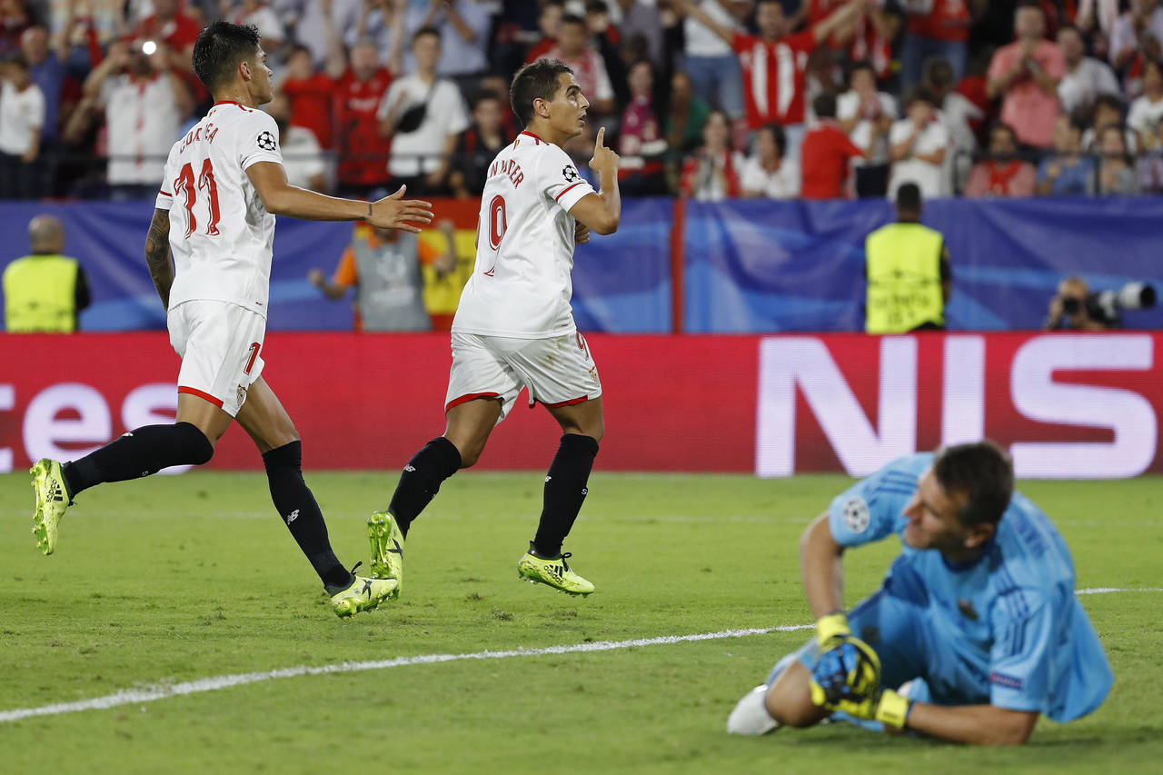 El delantero Ben Yedder (c) celebra tras marcar su tercer gol. Sevilla se aprovecha del débil Maribor