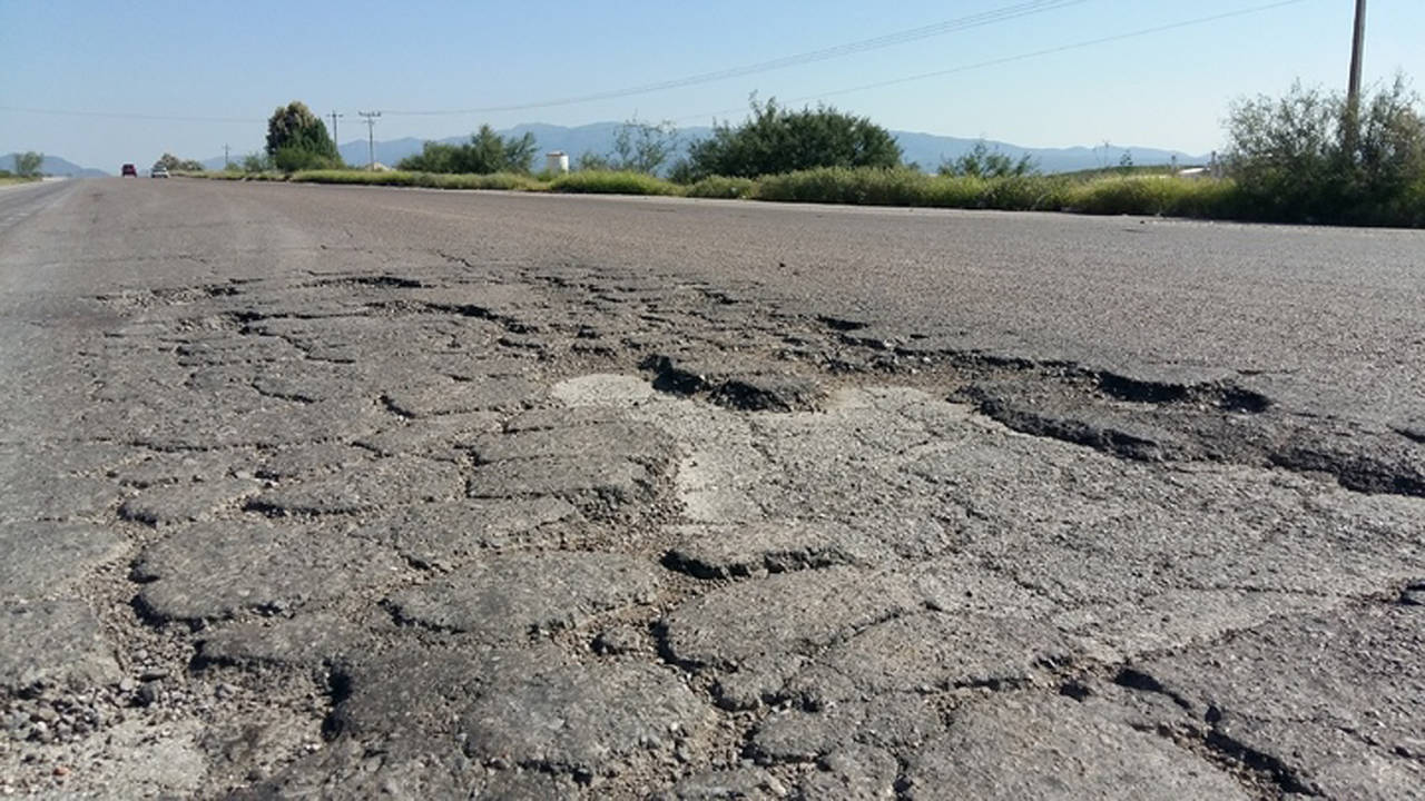 Situación. Varias carreteras de Cuencamé se encuentran muy dañadas y hasta la fecha, aseguran que las autoridades de la SCT y Secope no han hecho nada para arreglar la situación. (EL SIGLO DE TORREÓN)