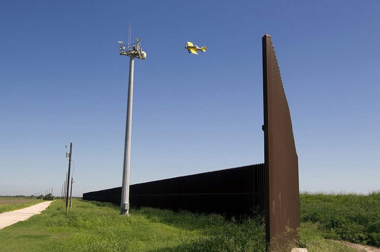 La construcción de los prototipos del que podría ser el nuevo muro entre México y Estados Unidos que desea levantar el presidente Donald Trump comenzó el martes en el área de Otay Mesa, en California. (NOTIMEX)