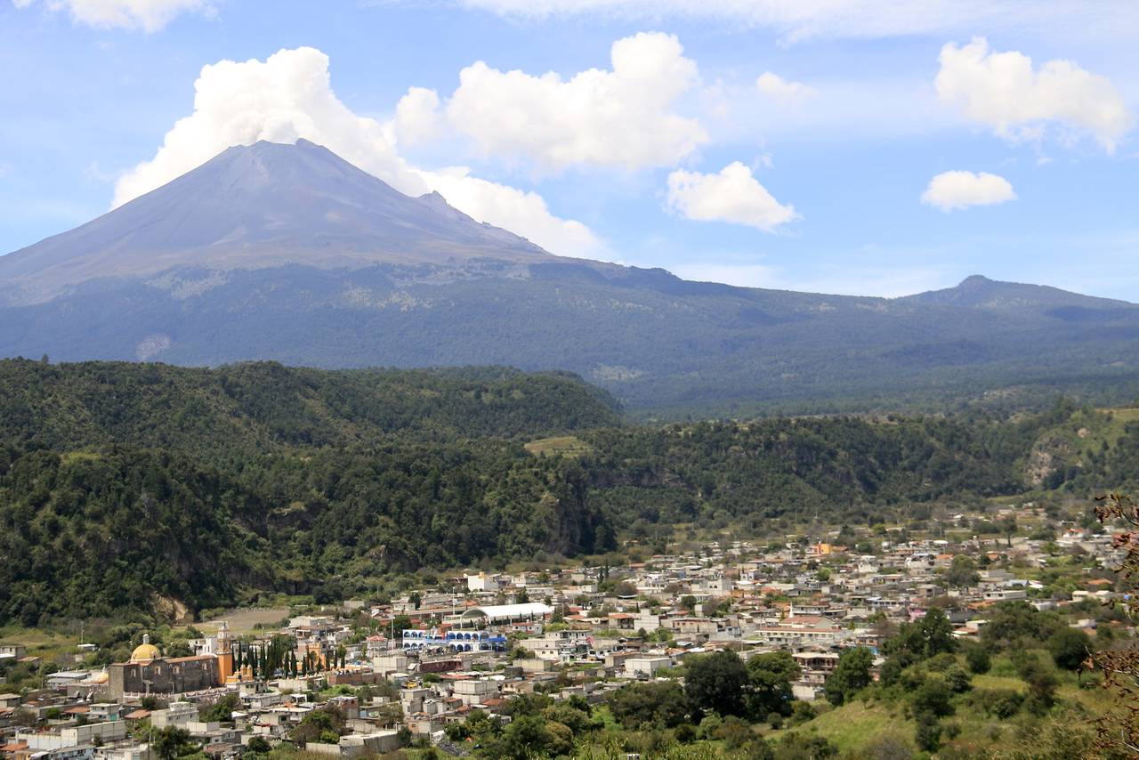 En alerta.  Cayó ceniza  en varios poblados de Ecatzingo y Atlautla, cerca de la montaña. (EL UNIVERSAL)