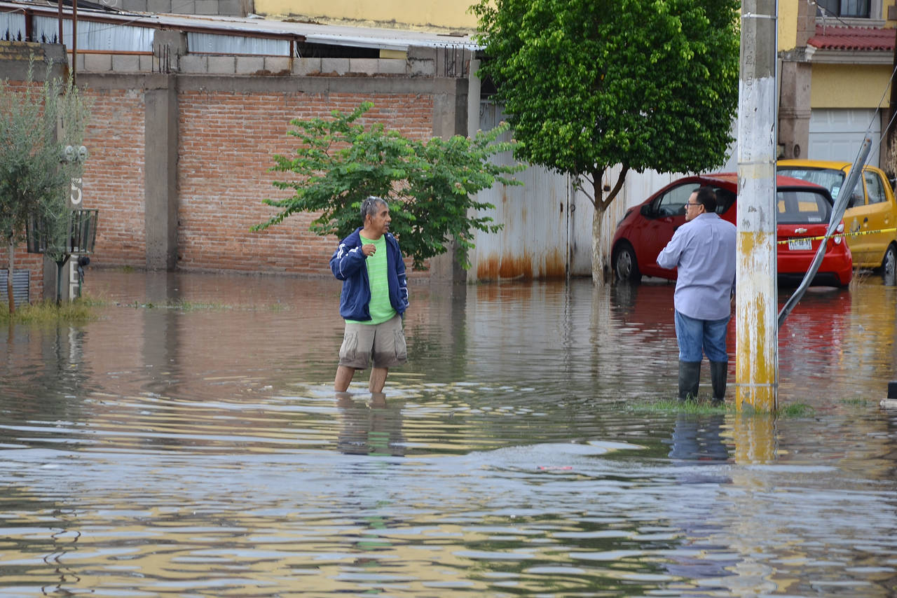 Inundados. Una vez más, calles de la colonia Provitec y Torreón Residencial se volvieron lagunas. (FERNANDO COMPEÁN)