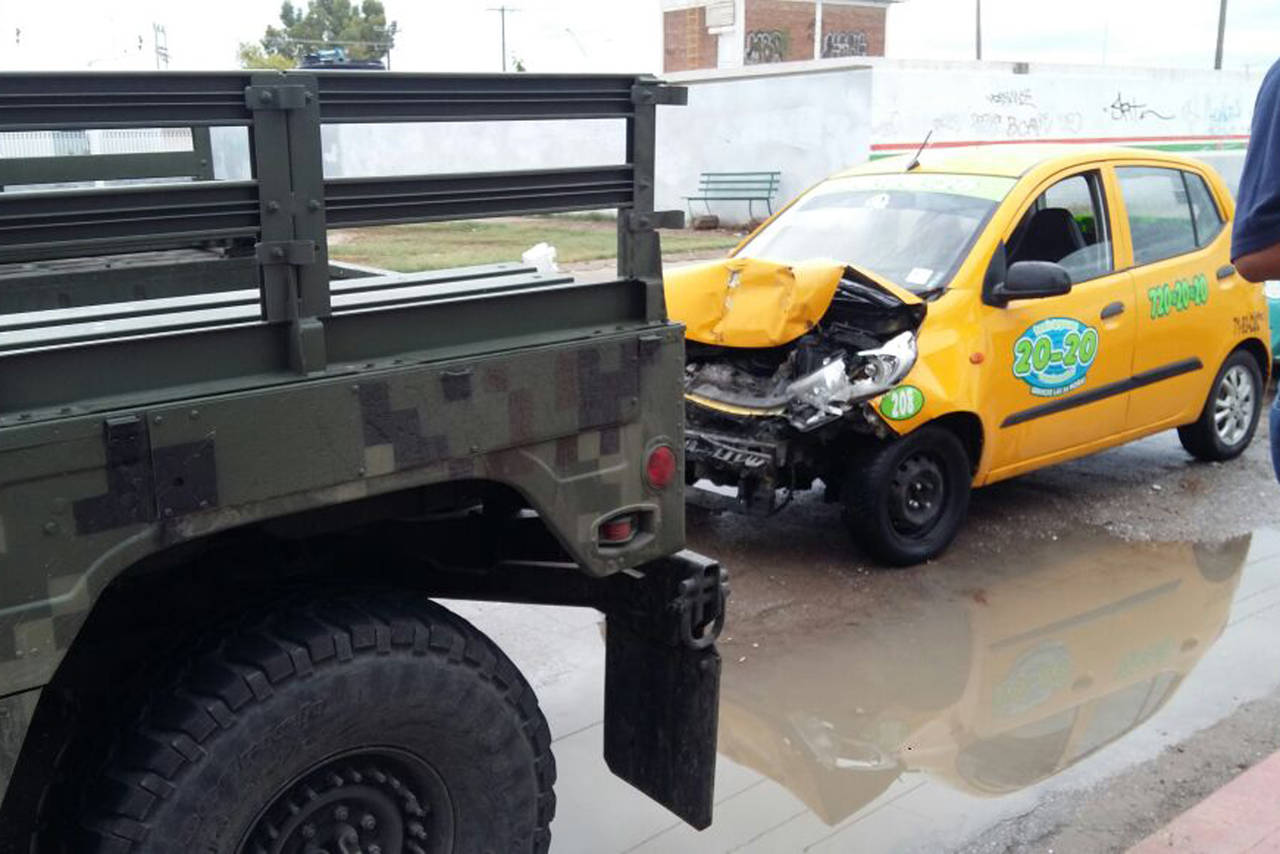 Accidente. Un elemento de la Sedena resultó lesionado en un accidente vial registrado en la colonia Rincón la Merced de Torreón. (EL SIGLO DE TORREÓN)