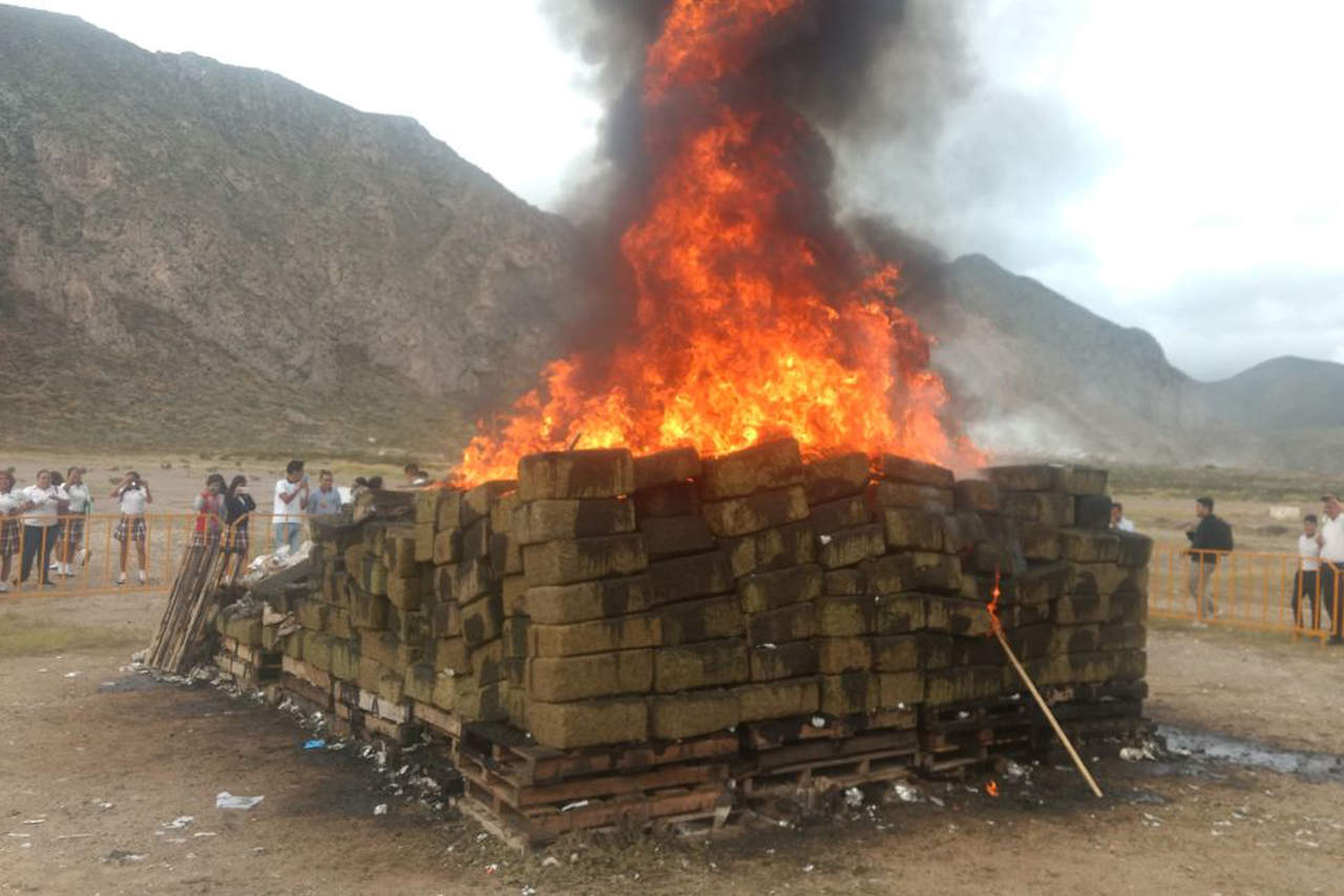 
Quema. Incineran droga y  destruyen máquinas 'minicasino' en el Campo de Tiro de la ciudad de Torreón. (EL SIGLO DE TORREÓN)