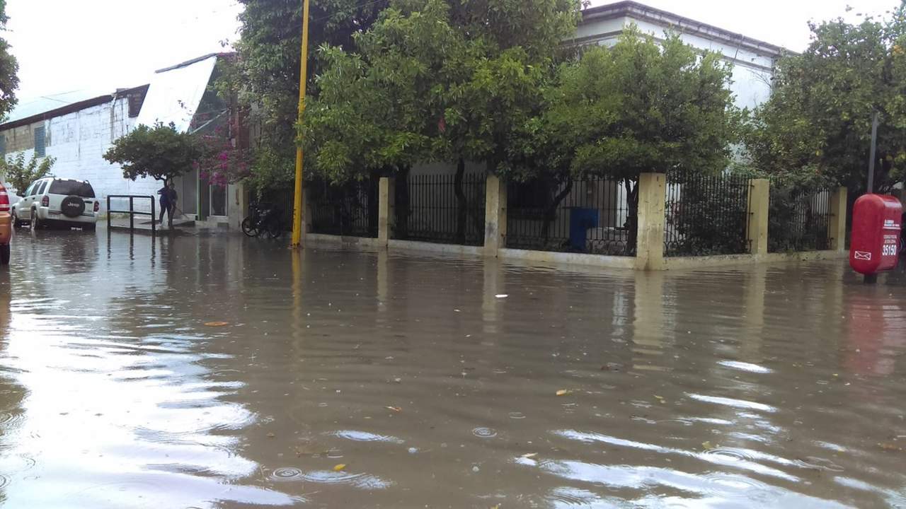 Las calles se inundaron considerablemente con la lluvia. (EL SIGLO DE TORREÓN)