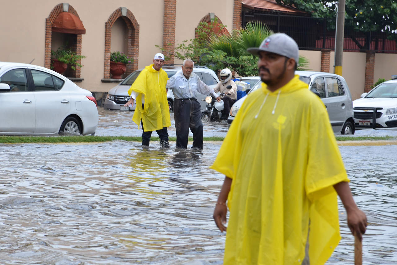 Se presentaron inundaciones en el sector Centro de Torreón. (FERNANDO COMPEÁN) 
