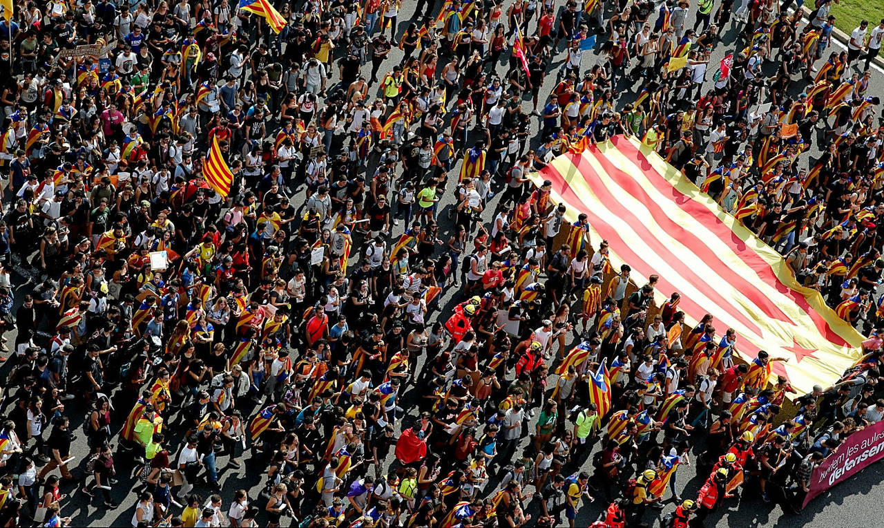 A favor. Miles de estudiantes se manifestaron ayer en la plaza Universidad de Barcelona. (EFE)