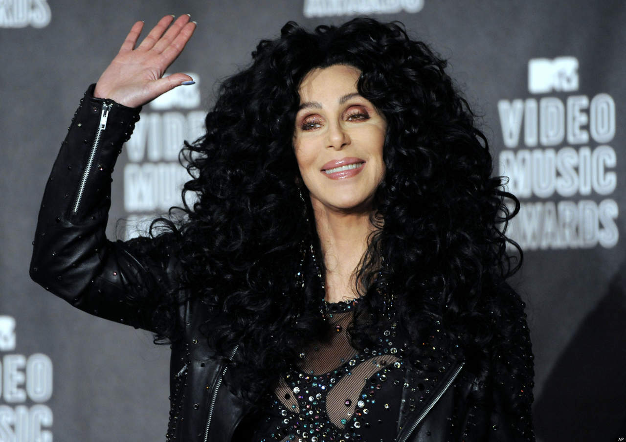 Cher, de 71 años, que comenzó su carrera como bailarina 'go-go', había informado el pasado junio sobre su musical en Broadway a través de su cuenta en Twitter. (ARCHIVO)
