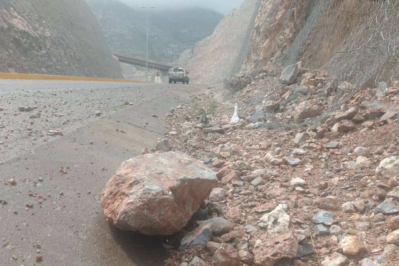 Rocas. Se registraron deslaves en el bulevar Laguna de Torreón, rocas de distintos tamaños terminaron en la vialidad. (EL SIGLO DE TORREÓN) 