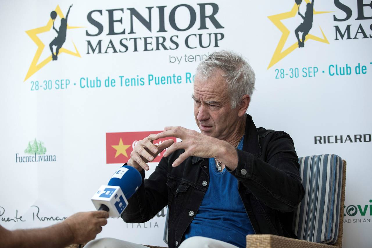 El extenista estadounidense McEnroe durante la entrevista que ofreció por su participación en el torneo de tenis Senior Master Cup que se celebra en el club de Puerto Romano en Marbella. (EFE)
