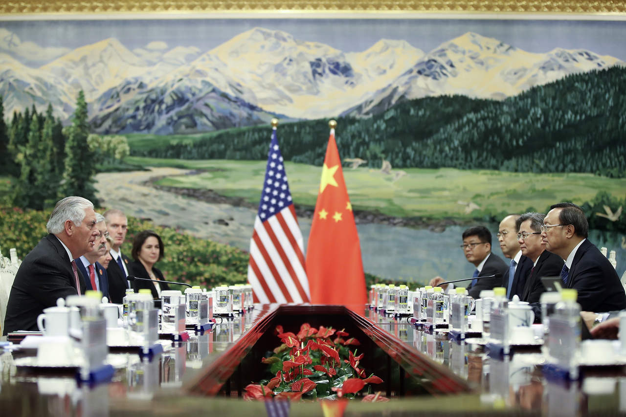 Tillerson se reunió con el presidente chino Xi Jinping y otros funcionarios en Beijing. (AP)