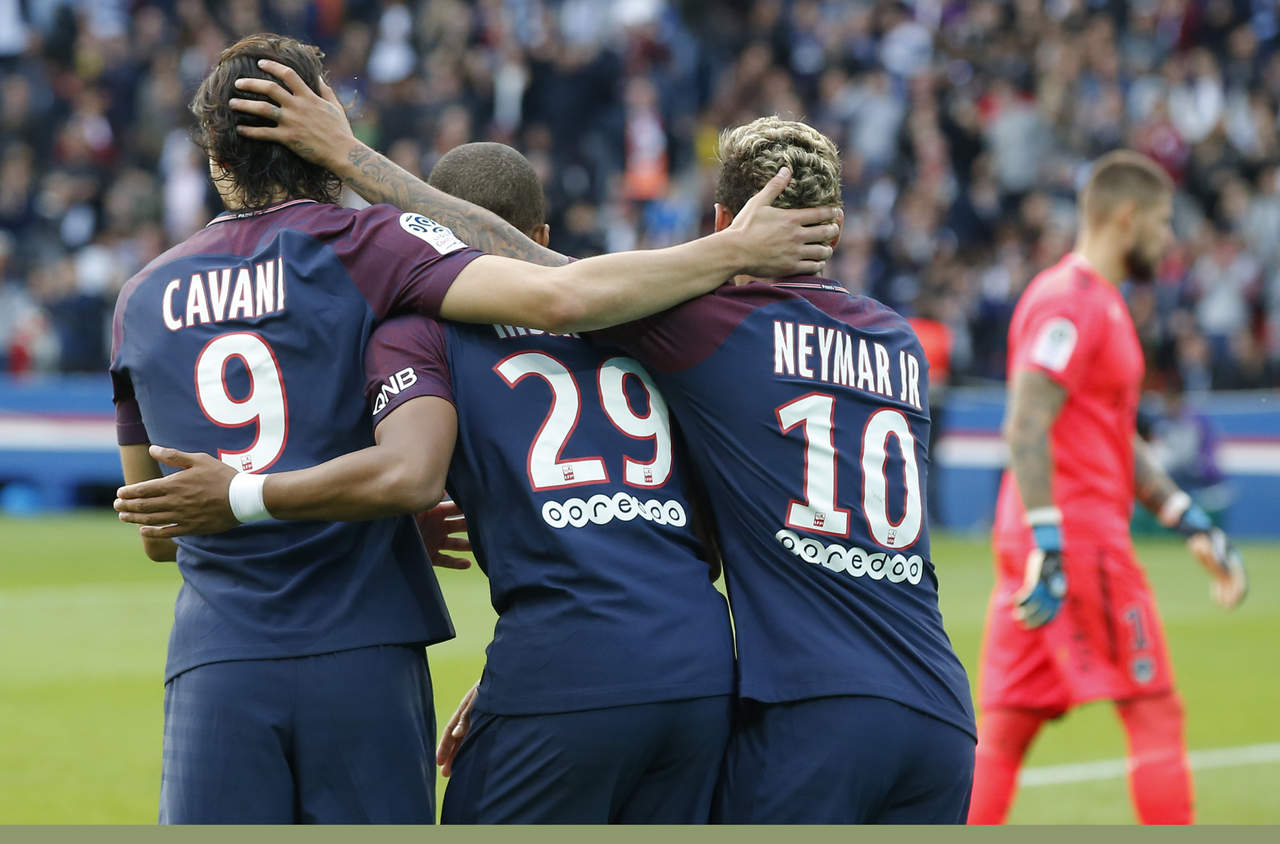 Edinson Cavani (i), Kylian Mbappé (c) y Neymar (d), siguen brillando en el poderoso PSG. (AP)