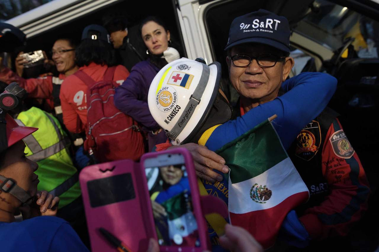 En una emotiva despedida, los coreanos ondearon la bandera de México y mandaron besos a las decenas de personas que les aplaudían mientras subían a su transporte. (EFE)