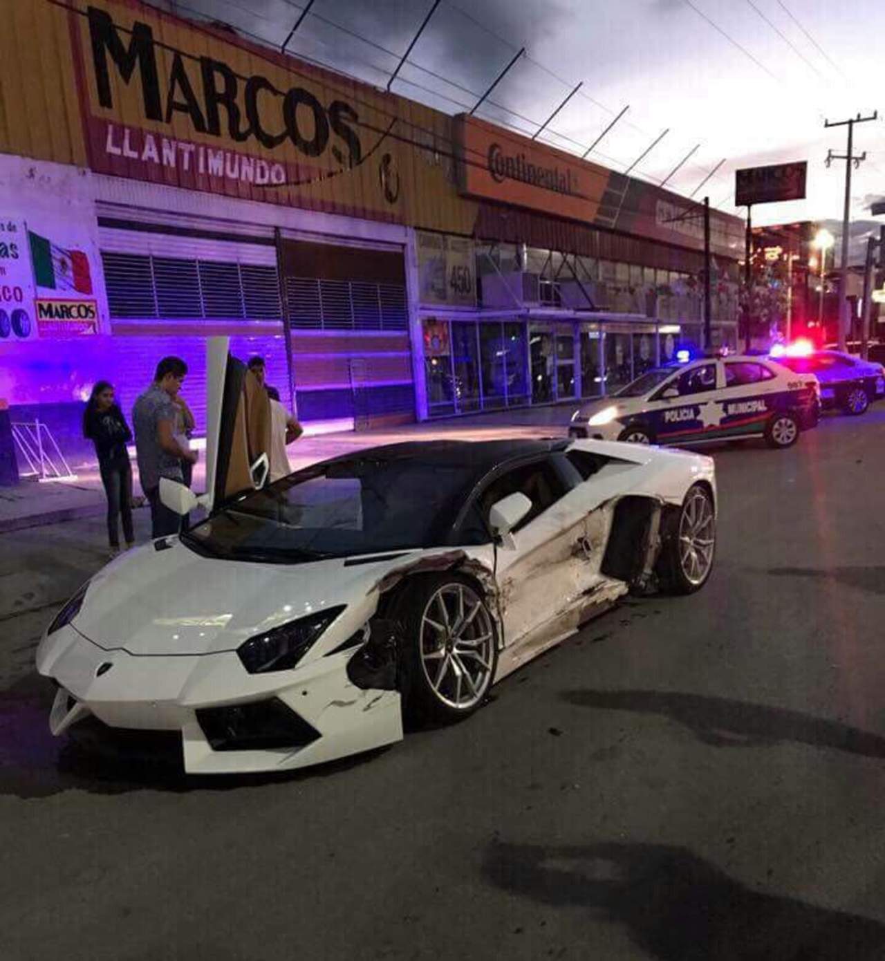 Reportan choque entre un Lamborghini y un taxi en Gómez Palacio