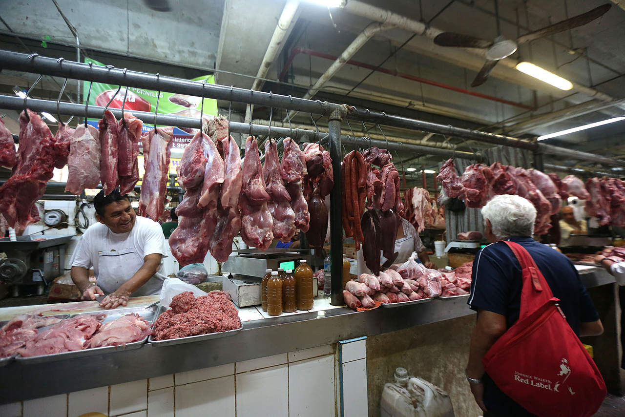 Son especialmente riesgosos los derivados del cerdo que se ofertan en tianguis o comercios a pie de carretera, porque suelen ofertar la carne de animales criados muchas veces por los dueños de los negocios. (ARCHIVO)