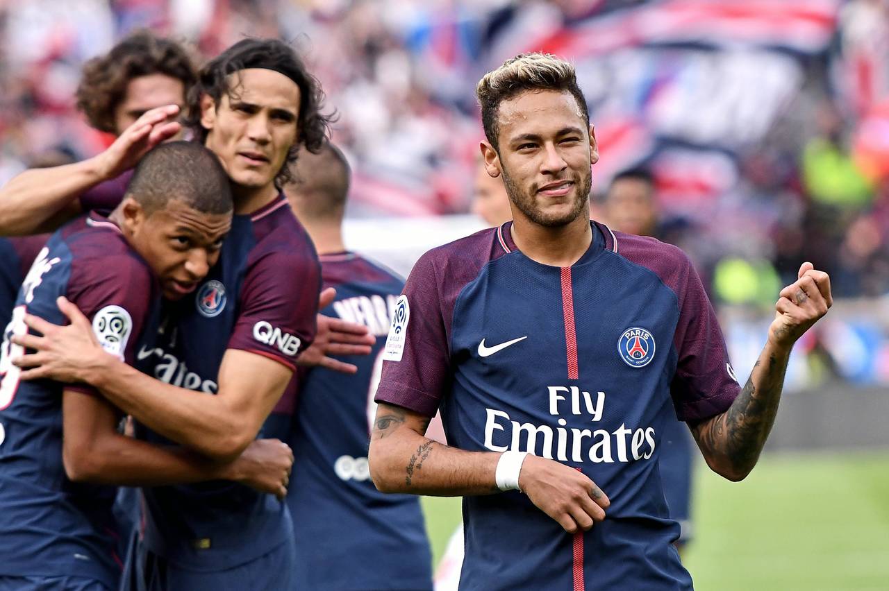 El brasileño Neymar puso un par de anotaciones en la goleada del París Saint Germain. (EFE)