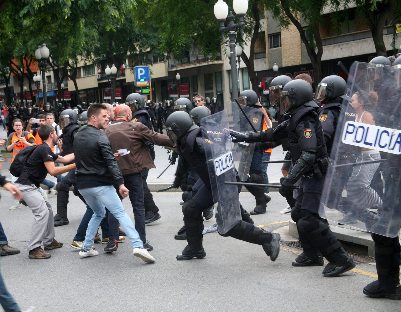 Agentes de la policía nacional intentan retirar a los concentrados en el instituto IES Tarragona. (EFE)