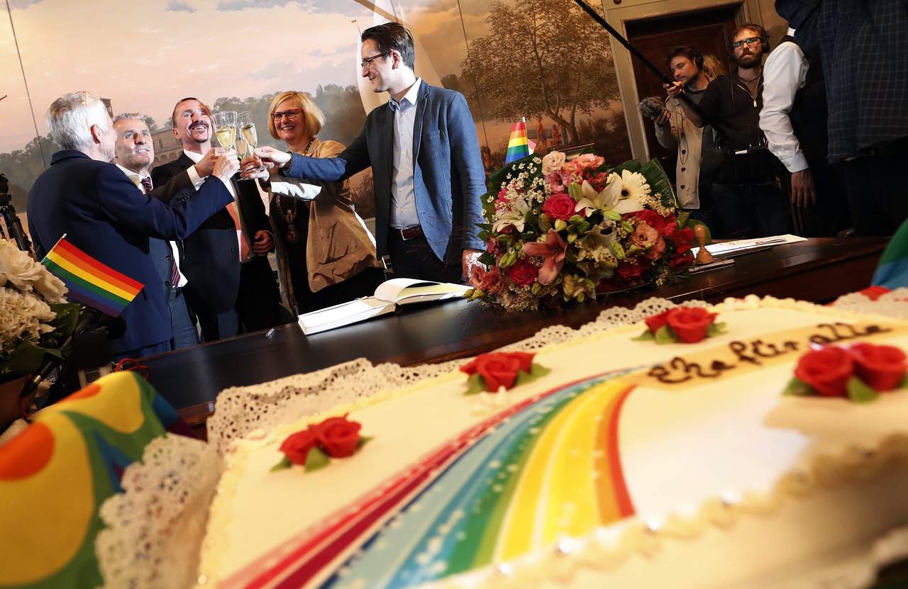 Kreile, de 59 años, dijo que era un “increíble honor” ser la primera pareja homosexual en casarse en Alemania y destacó que él y Mende, de 60 años, habían estado haciendo campaña para los derechos gay por décadas. (EFE) 