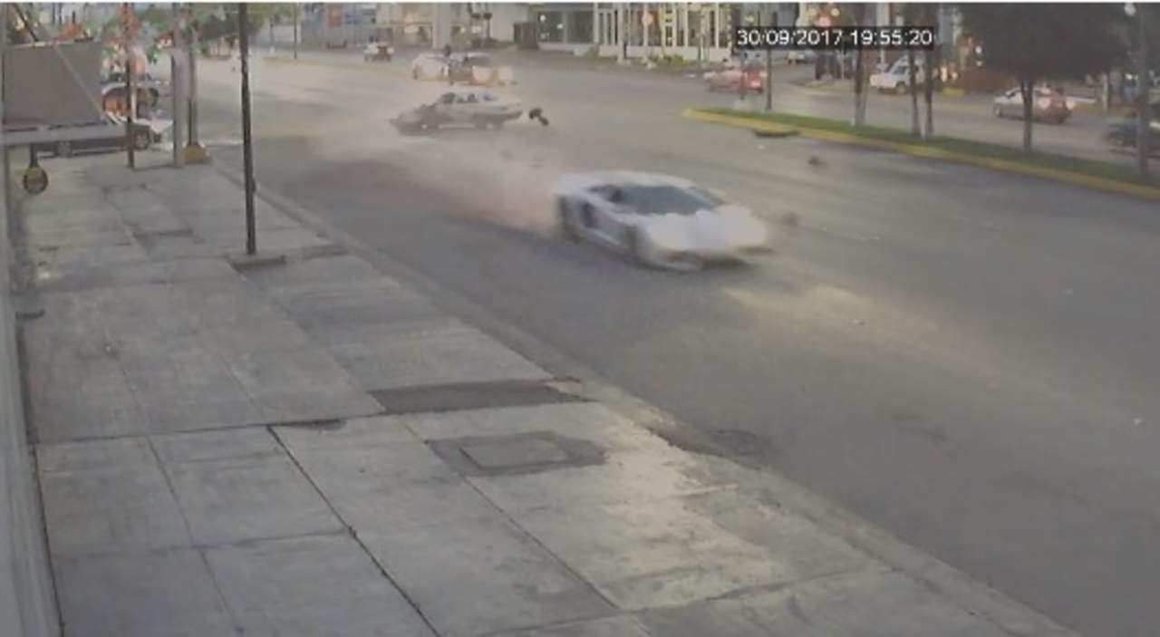 El accidente ocurrió ayer sábado en Gómez Palacio y el momento del impacto fue grabado por una cámara de seguridad. (ESPECIAL) 