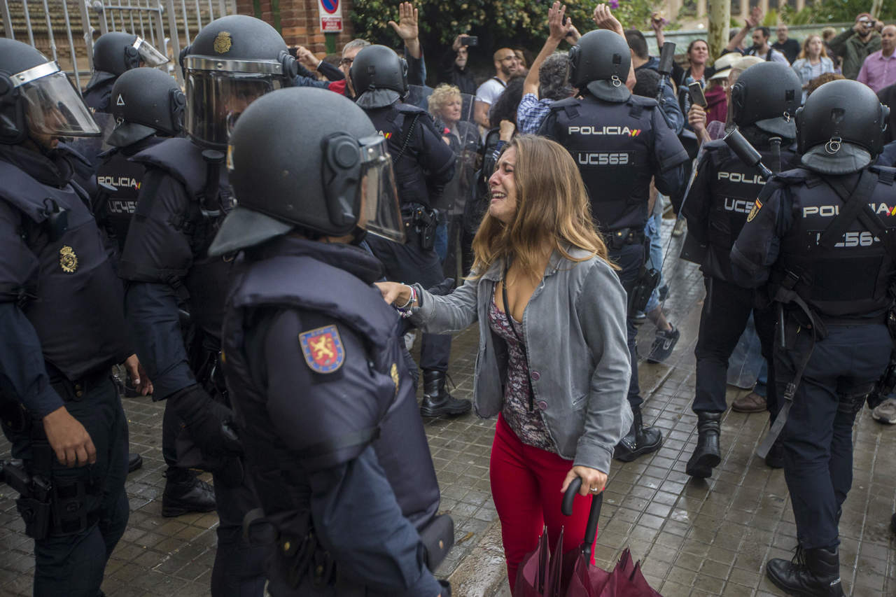  Una joven llora durante la operación de los agentes antidisturbios de la Policía Nacional mientras retiraban material del Instituto Can Vilumara de L'Hospitalet de Llobregat. (EFE)